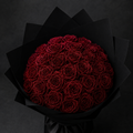 Éternelle red rose bouquet front view